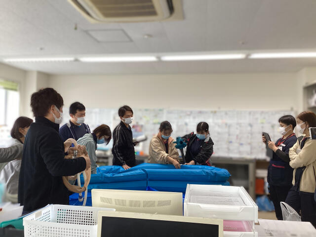 訪問看護ステーション内での勉強会風景（簡易入浴の手技）